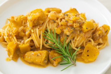 kabaklı spagetti makarna alfredo sosu - vegan ve vejetaryen yemek tarzı
