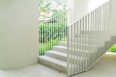 Güzel merdivenler ve beyaz tırabzanlar.