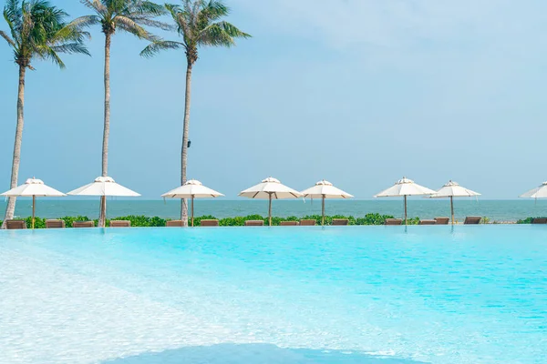 Umbrella Bed Pool Swimming Pool Ocean Sea Background Holiday Vacation — Fotografia de Stock