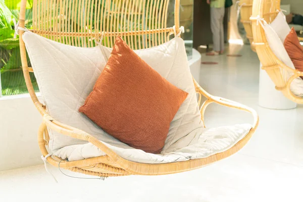 Hasır üzerinde rahat bir yastık veya sallanan sandalyede