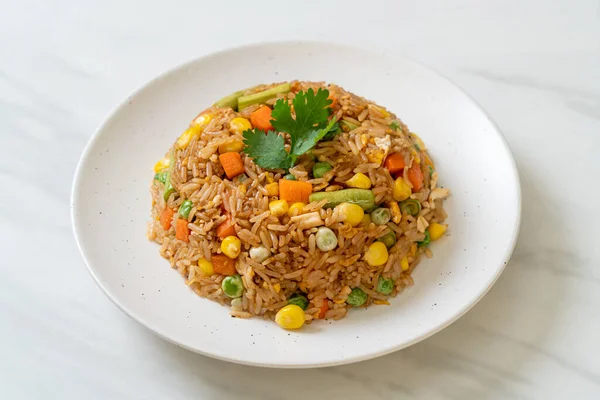Yeşil Bezelyeli Kızarmış Pirinç Havuç Mısır Vejetaryen Sağlıklı Gıda Tarzı — Stok fotoğraf