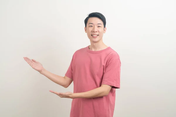 Retrato Joven Asiático Hombre Con Mano Señalando Presentando Sobre Fondo — Foto de Stock