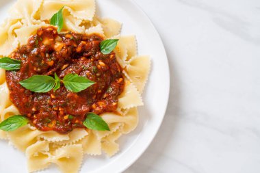Fesleğenli farfalle makarna ve domates soslu sarımsak - İtalyan sosu
