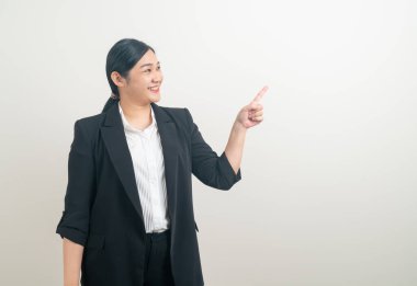 Beyaz arka planda el işaretli Asyalı kadın portresi