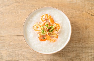 Üstünde karides ve taze zencefil olan lapa.