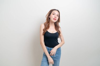 Güzel bir Asyalı kadın portresi, mutlu ve beyaz arka planda gülümsüyor.