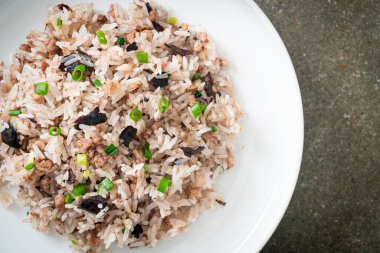 Çin zeytinli ve kıymalı pilav Asya usulü.