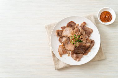 Asya usulü ızgara domuz boynu dilimlenmiş.