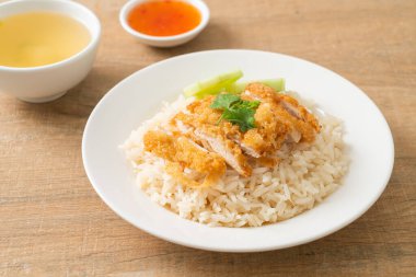 Kızarmış tavuklu pilav ya da Hainanese tavuklu pilav - Asya usulü.