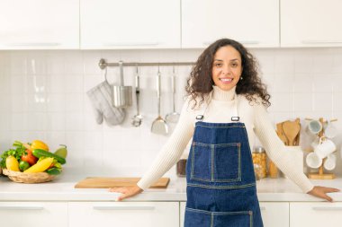 Mutfakta güzel bir Latin kadın portresi.