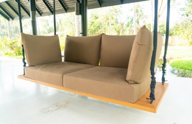 Boş kanepe dinlenmek için bahçede sallanıyor.