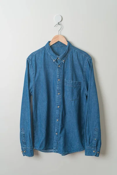 Chemise Suspendue Jean Avec Cintre Bois Sur Mur — Photo