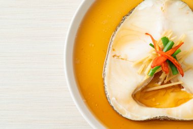 Soya soslu haşlanmış morina balığı ya da buğulanmış kar balığı ya da soya soslu Şili Bası.