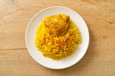 Biryani tavuğu veya körili pilav ve tavuk - Hint biryani 'sinin Tayland-Müslüman versiyonu, mis kokulu sarı pirinç ve tavuk - Müslüman yemek tarzı