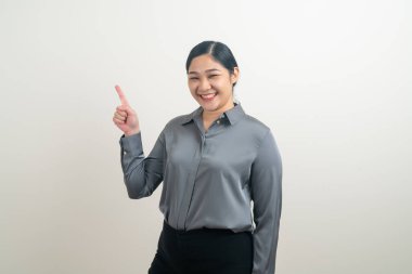 Beyaz arka planda el işaretli Asyalı kadın portresi