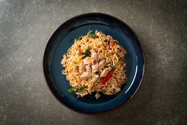 Tayland fesleğeni ve kıymalı Tayland usulü kızarmış erişte.