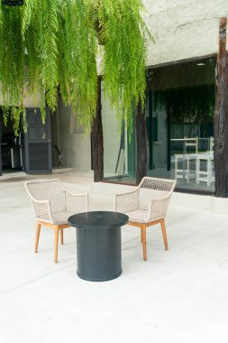 Güzel ve boş bir sandalye ve masa.