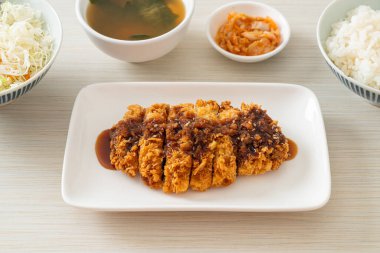 Tonkatsu - Japon usulü domuz pirzolası.