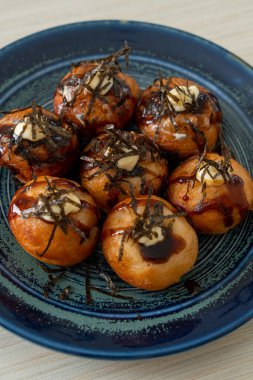 Takoyaki köftesi ya da ahtapot köftesi - Japon yemeği tarzı.