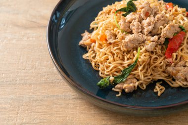 Tayland fesleğeni ve kıymalı Tayland usulü kızarmış erişte.