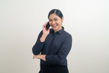 Beyaz arka planda akıllı telefon ya da cep telefonu kullanan Asyalı kadın