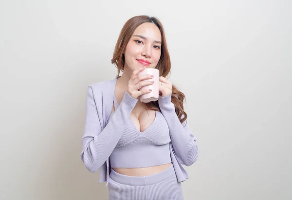 Porträtt Vacker Asiatisk Kvinna Som Håller Kaffekopp Eller Mugg Vit — Stockfoto