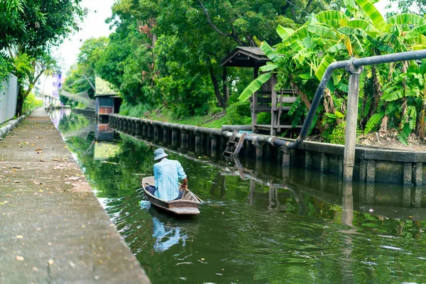 Homem Remo Barco Pequeno Canal — Fotografia de Stock