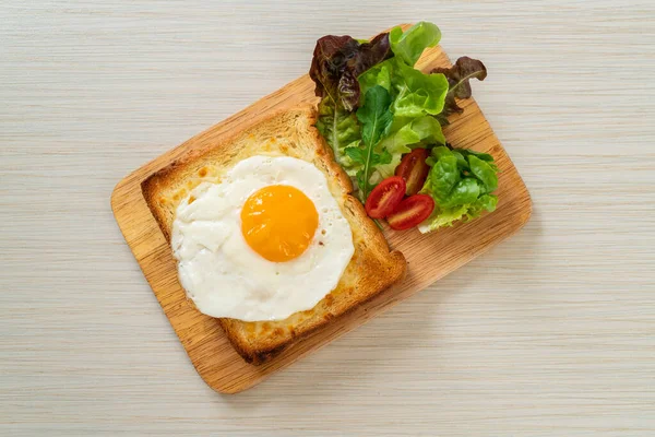 Hausgemachtes Brot Mit Käse Und Spiegelei Und Gemüsesalat Zum Frühstück — Stockfoto