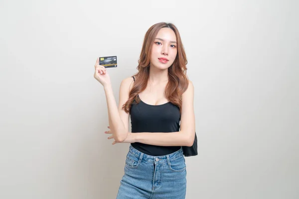 肖像画美しいアジアの女性は白い背景にクレジットカードを保持 — ストック写真