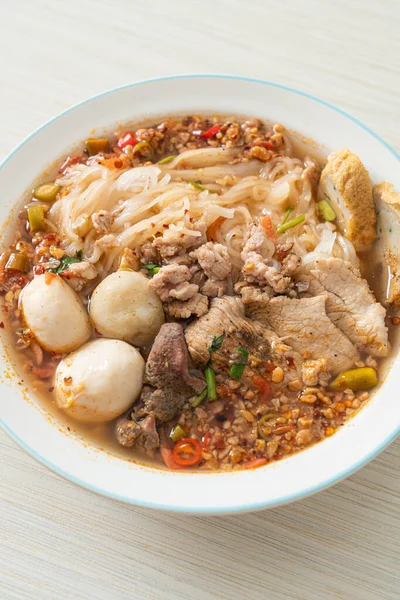 スパイシーなスープの中に豚肉とミートボールの麺またはアジアスタイルのトム ユーム麺 — ストック写真