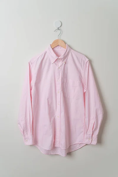 Hanging Pink Shirt Wood Hanger Wall — Zdjęcie stockowe