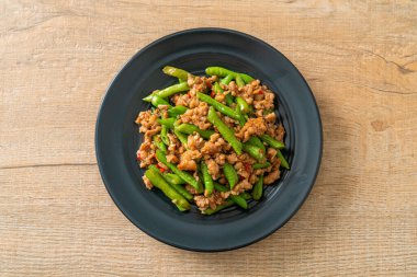 Kızarmış Fransız fasulyesi ya da kıymalı yeşil fasulye. Asya usulü.