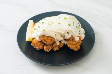 Kore usulü kremalı soğan soslu kar soğanı tavuğu ya da kızarmış tavuk.