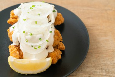 Kore usulü kremalı soğan soslu kar soğanı tavuğu ya da kızarmış tavuk.