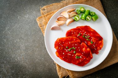 Kore usulü ızgara için baharatlı Kore ezmesiyle marine edilmiş domuz eti ya da taze domuz eti.