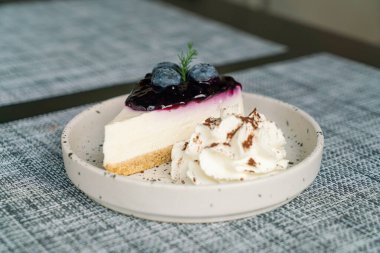 Krem şantili yaban mersinli kek.