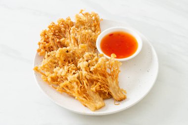 Kızarmış enoki mantarı ya da baharatlı soslu altın iğneli mantar - vejetaryen yemek tarzı.