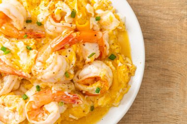 Karidesli ev yapımı kremalı omlet veya çırpılmış yumurta ve karides.