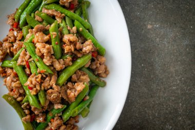 Kızarmış Fransız fasulyesi ya da kıymalı yeşil fasulye. Asya usulü.