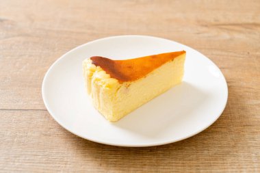 Beyaz tabakta ev yapımı cheesecake.