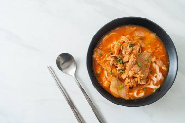Kore udon eriştesi ve kimchi çorbası, Asya usulü.