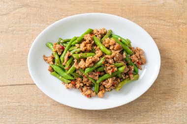 Kızarmış Fransız fasulyesi ya da kıymalı yeşil fasulye. Asya usulü.