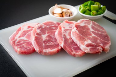 Taze domuz boyunlu ya da yakalı domuz eti ve terbiye edilecek malzemeler.