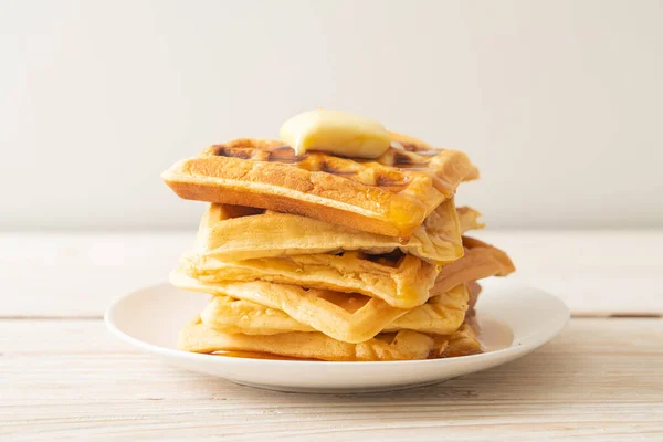 Hausgemachte Waffelstapel Mit Butter Und Honig Oder Ahornsirup — Stockfoto