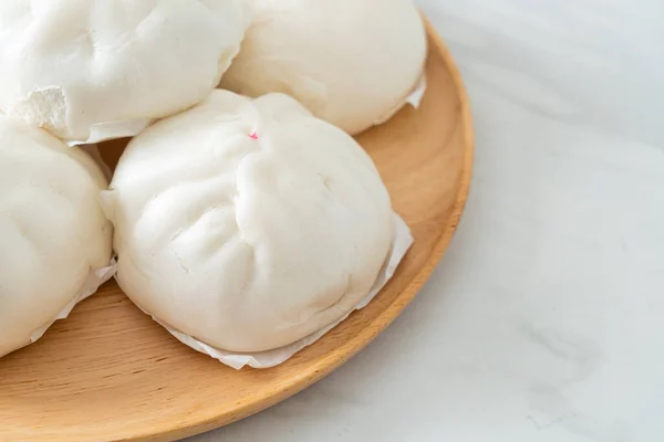 Recheado Pão Cozido Vapor Placa Madeira Estilo Comida Chinesa — Fotografia de Stock