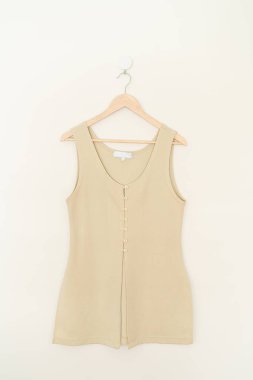 Duvarında ahşap askı asılı güzel bir kadın gömleği.