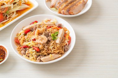 Asya usulü baharatlı erişte salatası, Tayland usulü.