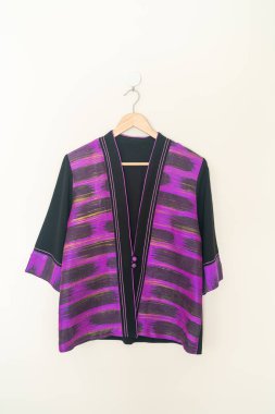 Duvarında ahşap askı asılı güzel bir kadın gömleği.