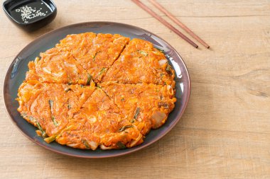 Kore kimçili krep ya da Kimçijeon - Kızarmış yumurta, kimçi ve un - Kore yemeği tarzı