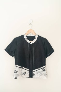 Duvarında ahşap askı asılı güzel bir kadın gömleği.